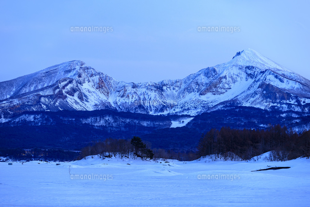早春の桧原湖より磐梯山を望む[02860000891]の写真・イラスト素材 