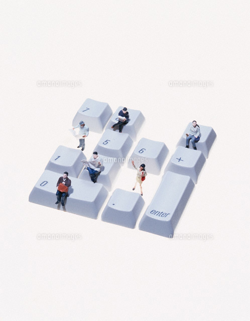 キーボードに座る人形 の写真素材 イラスト素材 アマナイメージズ