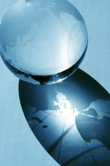 光が差すクリスタル（ガラス）の地球儀の影[07045000334]の写真