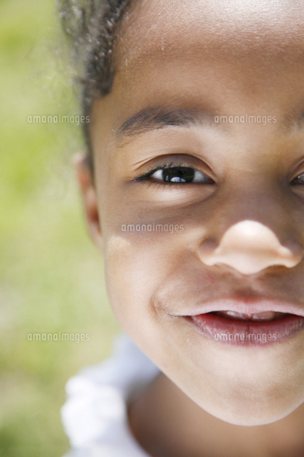 笑顔の黒人の女の子 の写真素材 イラスト素材 アマナイメージズ
