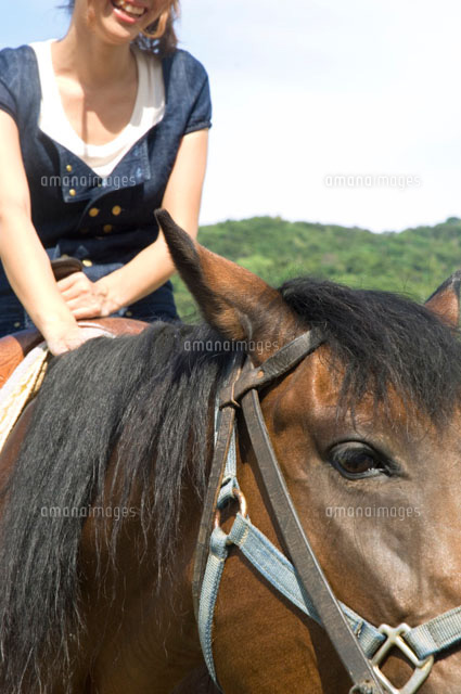 乗馬する笑顔の女性 の写真素材 イラスト素材 アマナイメージズ