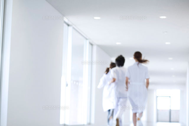 廊下を走る女医と看護師2人の後姿 の写真素材 イラスト素材 アマナイメージズ