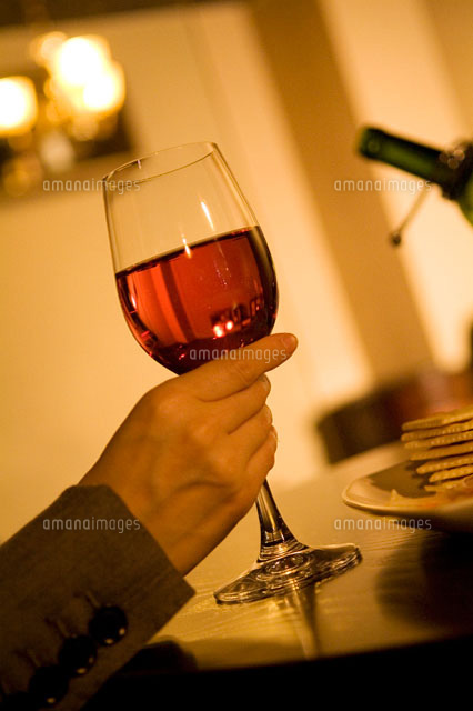 ワイングラスを持つビジネスウーマンの手元 の写真素材 イラスト素材 アマナイメージズ