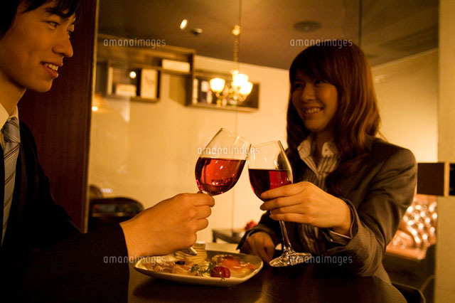 ワイングラスで乾杯するビジネスマンとビジネスウーマン の写真素材 イラスト素材 アマナイメージズ