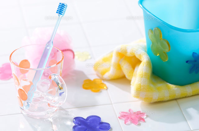 コップと歯ブラシなど の写真素材 イラスト素材 アマナイメージズ