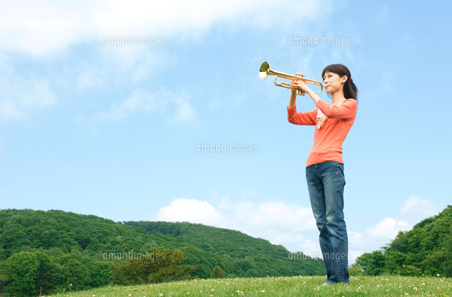 トランペットを吹いている女性 の写真素材 イラスト素材 アマナイメージズ