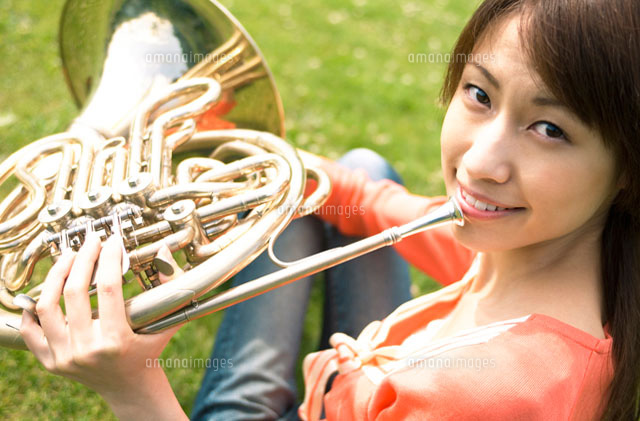 ホルンを持っている笑顔の女性 の写真素材 イラスト素材 アマナイメージズ