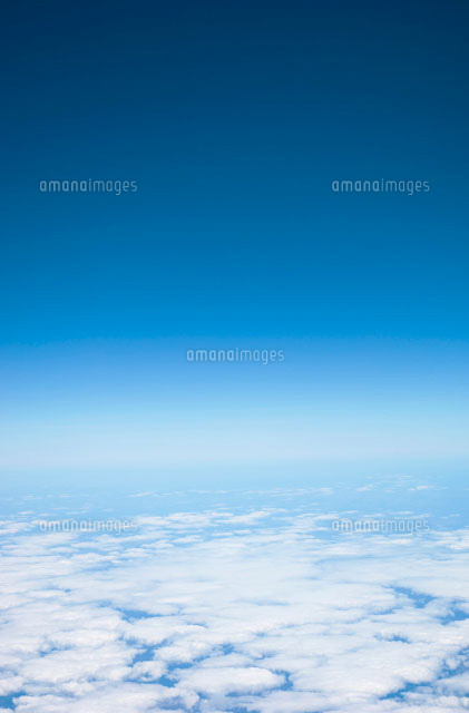 飛行機の上から見える雲 の写真素材 イラスト素材 アマナイメージズ