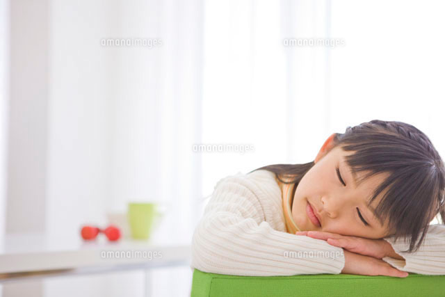 うたた寝をする女の子 の写真素材 イラスト素材 アマナイメージズ