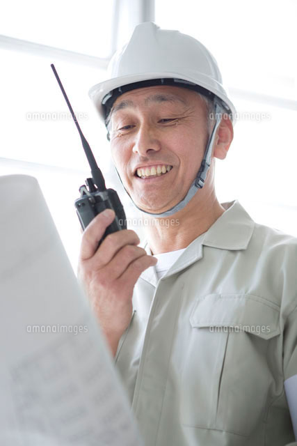 トランシーバーを使う作業員の男性 の写真素材 イラスト素材 アマナイメージズ