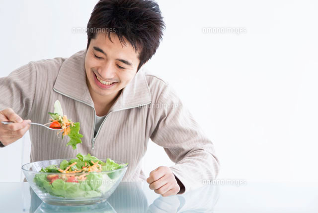 サラダを食べる男性 の写真素材 イラスト素材 アマナイメージズ