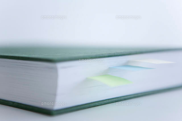 本と付箋 の写真素材 イラスト素材 アマナイメージズ 本と付箋 の写真素材 イラスト素材 アマナイメージズ