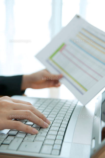 ノートパソコンに入力するビジネスウーマンの手元 の写真素材 イラスト素材 アマナイメージズ
