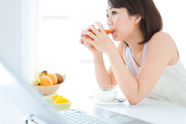 野菜ジュースを飲む若い女性 の写真素材 イラスト素材 アマナイメージズ