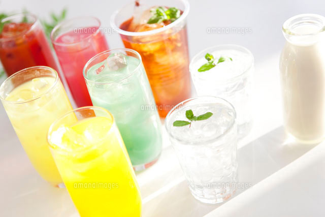 ジュースや水のグラスとミルク の写真素材 イラスト素材 アマナイメージズ