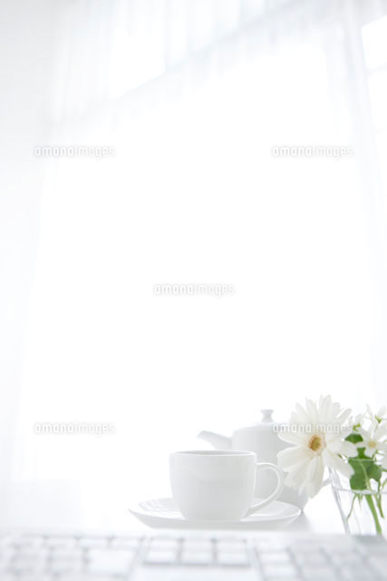 デスクに置かれたコーヒー の写真素材 イラスト素材 アマナイメージズ