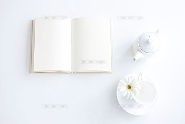 デスクに置かれた本と花とコーヒーカップ の写真素材 イラスト素材 アマナイメージズ