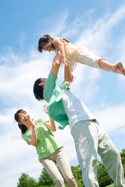 父親に高い高いしてもらう女の子 の写真素材 イラスト素材 アマナイメージズ