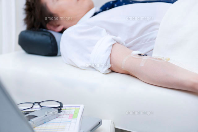 点滴をしている男性患者 の写真素材 イラスト素材 アマナイメージズ