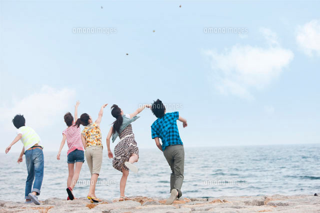 石を投げて遊ぶ若者グループ の写真素材 イラスト素材 アマナイメージズ