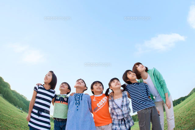 肩を組んで空を見上げる小学生と先生 の写真素材 イラスト素材 アマナイメージズ