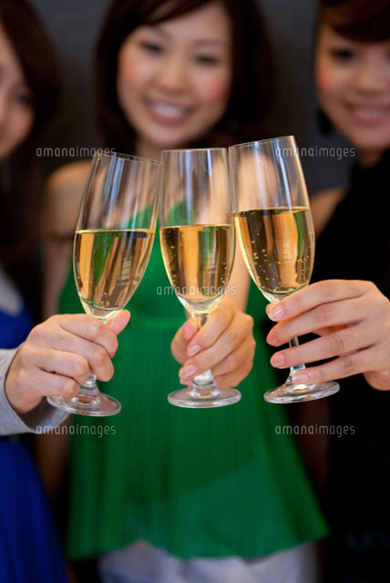 乾杯しているシャンパングラスのアップ の写真素材 イラスト素材 アマナイメージズ