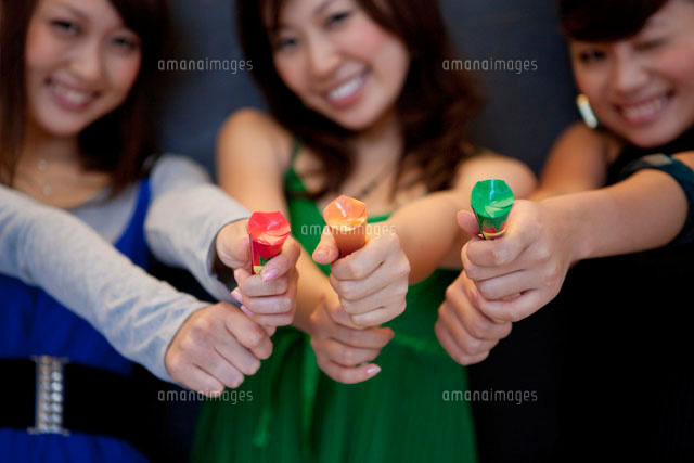 クラッカーを持っている3人の女性 の写真素材 イラスト素材 アマナイメージズ