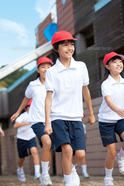 歩く体操服姿の小学生 の写真素材 イラスト素材 アマナイメージズ