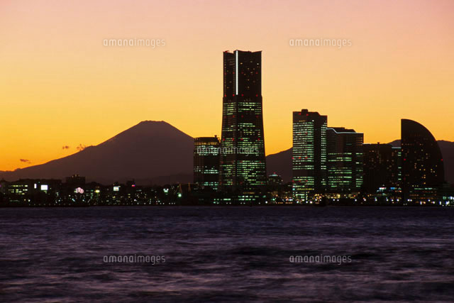 横浜の夕景と富士山 の写真素材 イラスト素材 アマナイメージズ