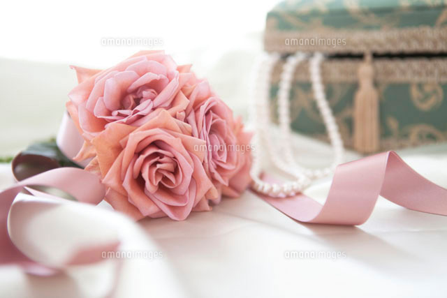 ネックレスと宝石箱と花 の写真素材 イラスト素材 アマナイメージズ