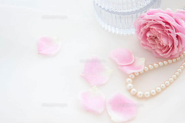 ネックレスと花 の写真素材 イラスト素材 アマナイメージズ