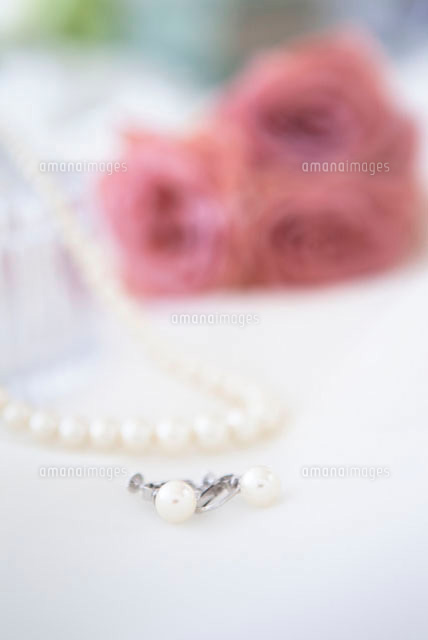 ネックレスとイヤリングと花束 の写真素材 イラスト素材 アマナイメージズ
