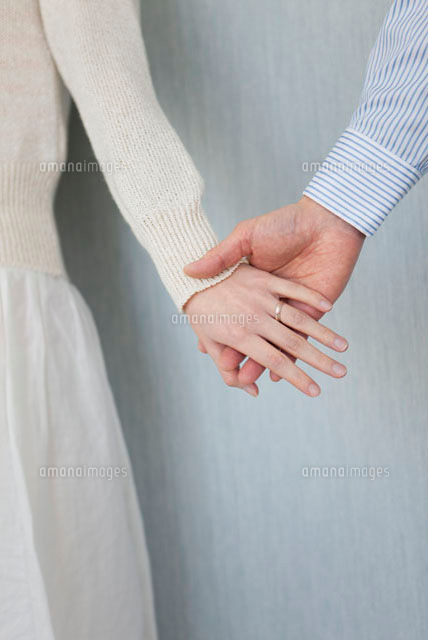 手をつなぐカップルの手元 の写真素材 イラスト素材 アマナイメージズ