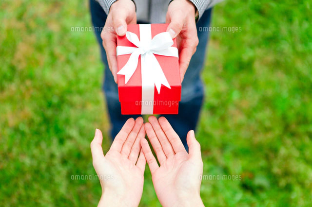 受け取る 渡すの写真素材 ストックフォト アマナイメージズ