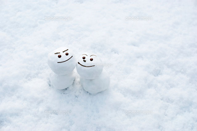 雪原の中の2体の雪だるま[07800016618]の写真・イラスト素材｜アマナ 