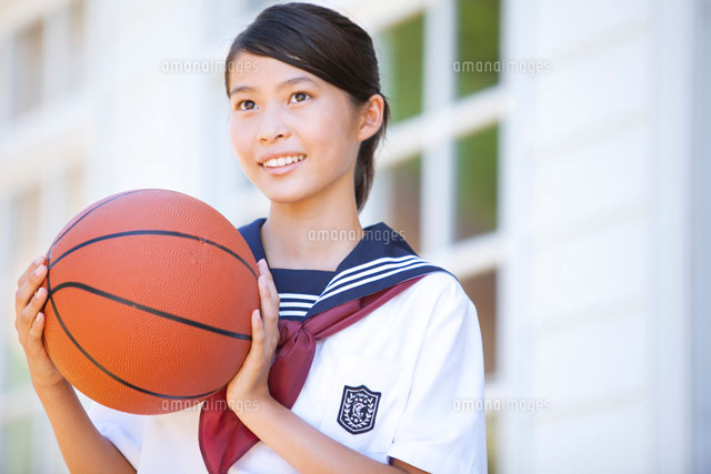バスケットボールを持つ女子学生 の写真素材 イラスト素材 アマナイメージズ