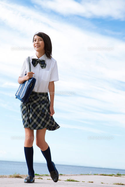 海岸　学生 海岸を歩く女子学生[07800017372]の写真・イラスト素材｜アマナイメージズ