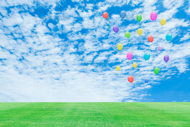 空に舞い上がるたくさんの風船 の写真素材 イラスト素材 アマナイメージズ