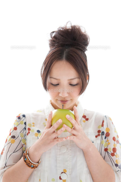 リンゴを持つ女性 の写真素材 イラスト素材 アマナイメージズ