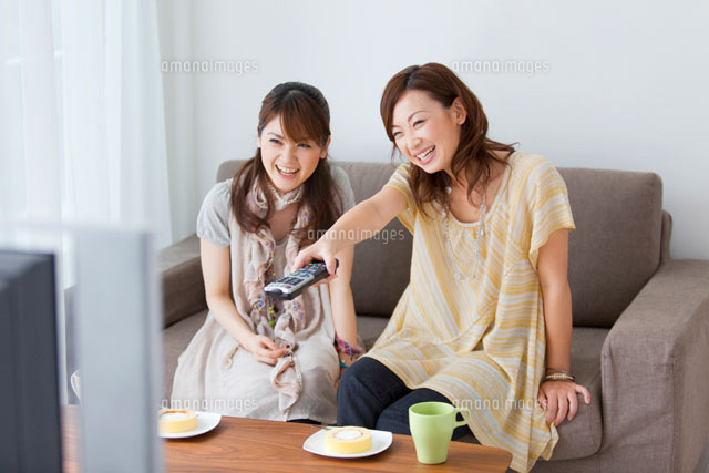 テレビを見ている女性2人 の写真素材 イラスト素材 アマナイメージズ