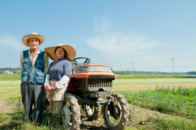農家の老夫婦 の写真素材 イラスト素材 アマナイメージズ
