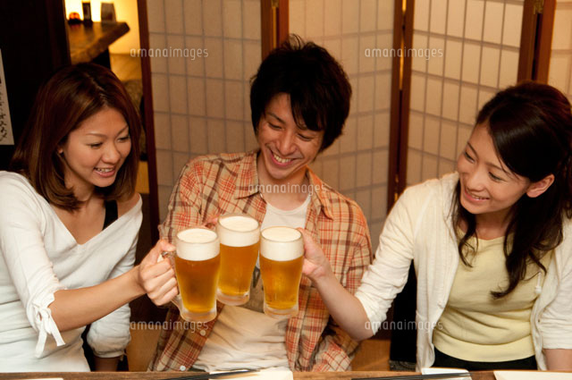 居酒屋で乾杯する若者3人 の写真素材 イラスト素材 アマナイメージズ