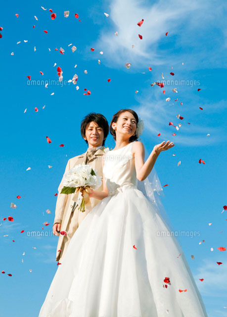 フラワーシャワーを浴びている新郎新婦[07800019102]の写真・イラスト