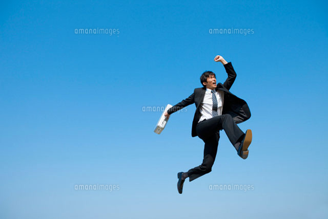 ジャンプするビジネスマン[07800019193]の写真・イラスト素材｜アマナ