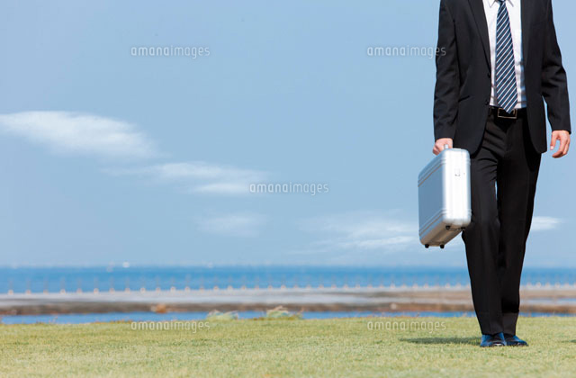 アタッシュケースを持っているビジネスマン の写真素材 イラスト素材 アマナイメージズ
