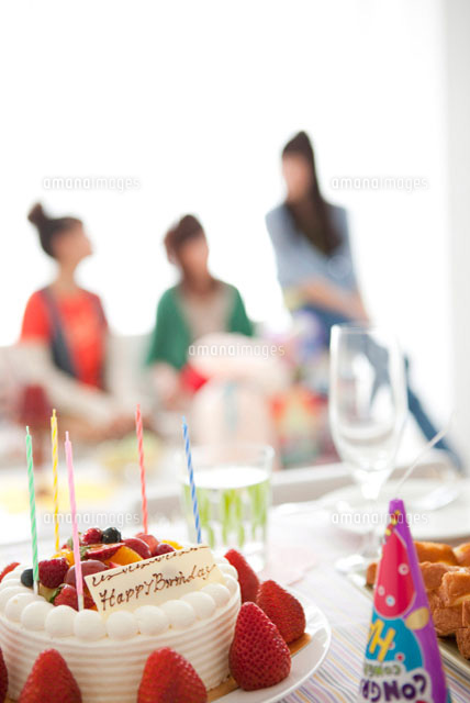 パーティーテーブルと女性3人 の写真素材 イラスト素材 アマナイメージズ