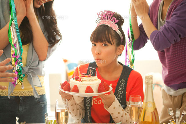 ろうそくを吹き消す女性 の写真素材 イラスト素材 アマナイメージズ