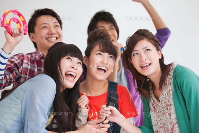 カラオケする男女5人 の写真素材 イラスト素材 アマナイメージズ