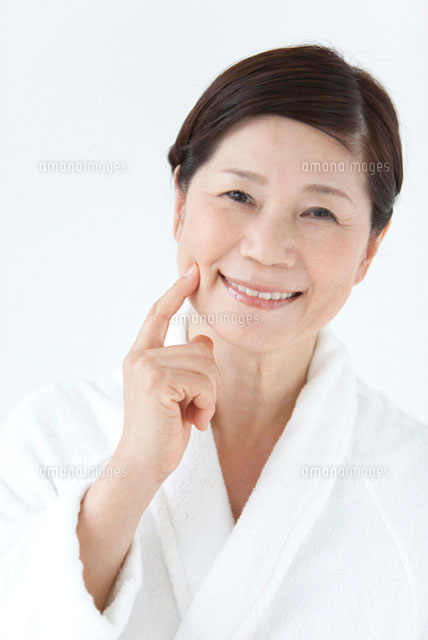 頬に指をあてている中高年女性 07800020624 の写真素材 イラスト素材 アマナイメージズ