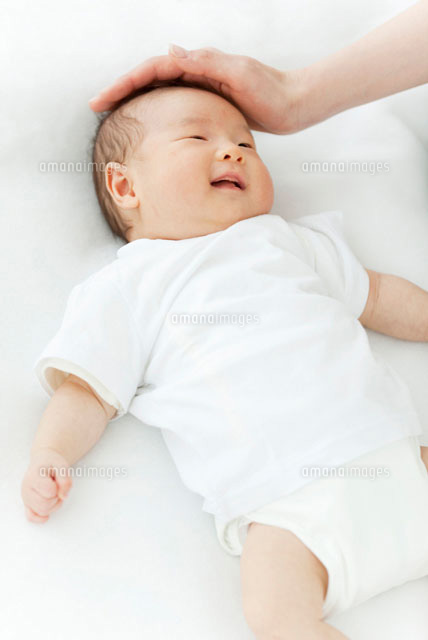 頭を撫でられている赤ちゃん の写真素材 イラスト素材 アマナイメージズ